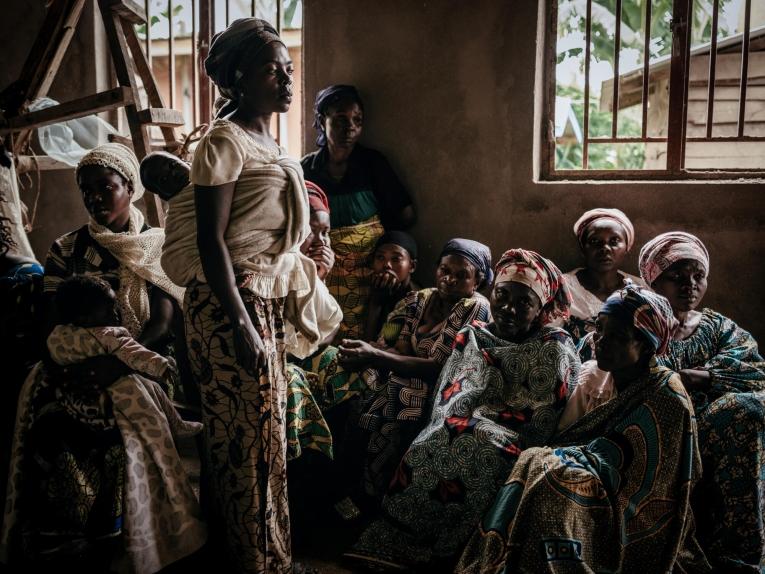 Session de sensibilisation sur la prise en charge des violences sexuelles organisée par MSF dans un centre de santé soutenu par l'association à&nbsp;Kishinji dans la région de Minova. Avril 2024.
 © Hugh Cunningham