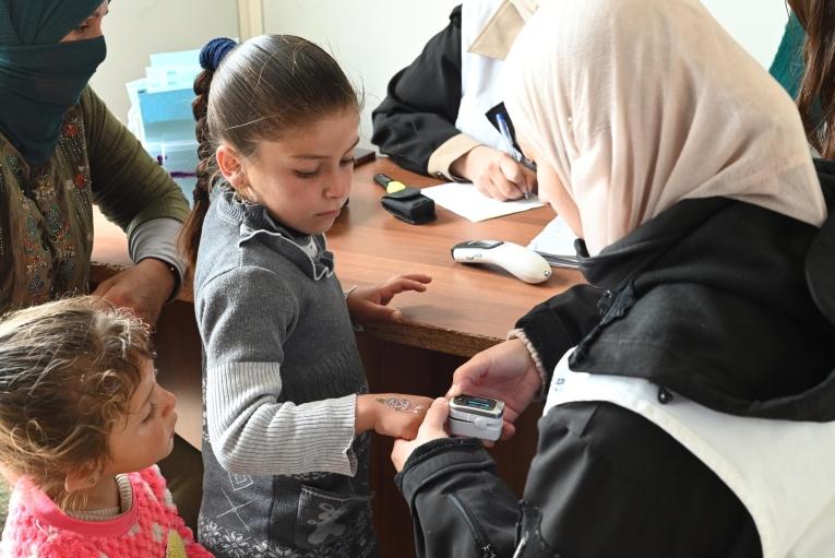 Une consultation médicale lors d'une clinique mobile MSF à Masafer Yatta. 2024.

&nbsp;
 © Candida Lobes/MSF