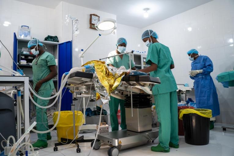 Des chirurgiens se préparent à opérer une jeune fille de neuf ans blessée par balle. 2024.
 © Mohamed Dayfour Diawara