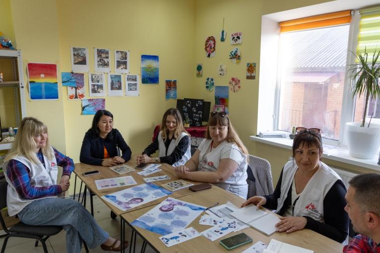 Réunion matinale de l'équipe des promoteurs de la santé de MSF au centre de traumatologie de Vinnytsia, en Ukraine.
 © Fanny Hostettler/MSF
