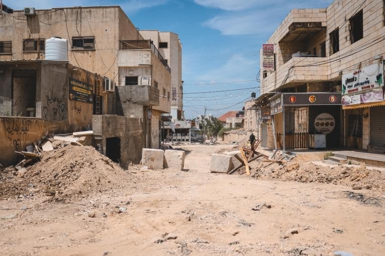 La rue principale du camp de Jénine, détruite par les incursions israéliennes répétées en Cisjordanie, Palestine.&nbsp;
 © Oday Alshobaki/MSF