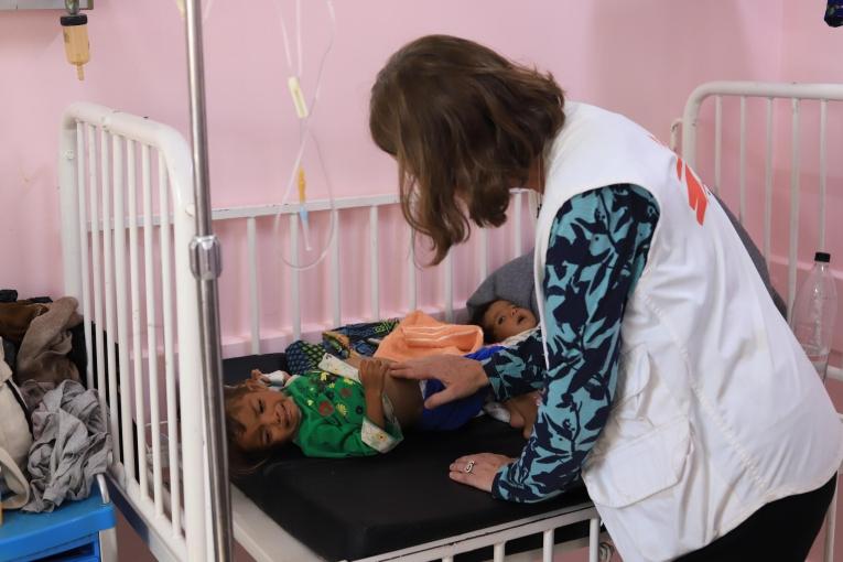 Une membre du personnel de MSF s'occupe d'un enfant malade à l'hôpital Nasser, dans le sud de la bande de Gaza.&nbsp;
 © Mariam Abu Dagga/MSF