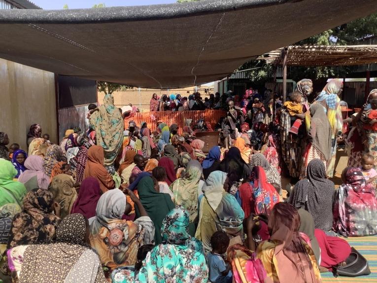 Des mères et leurs enfants attendent à la clinique MSF dans le camp de Zamzam, à 15 km d'El Fasher, au Darfour-Nord.
 © Mohamed Zakaria