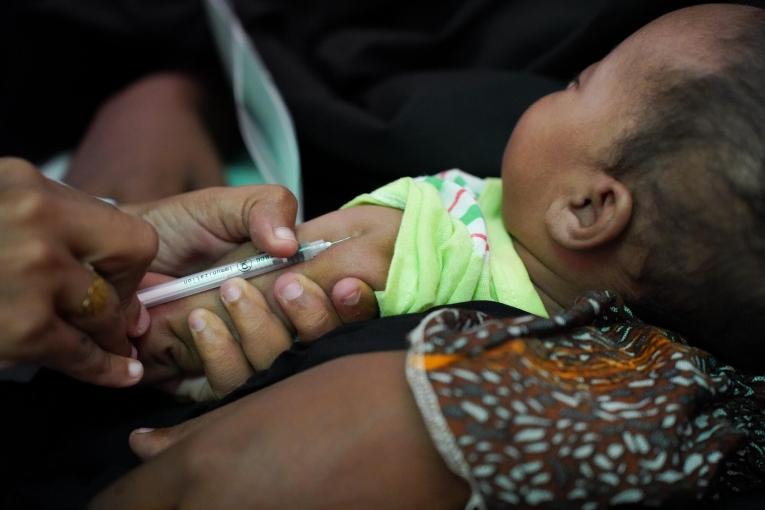 Un bébé reçoit le vaccin BCG&nbsp;à l'hôpital régional de Bay, soutenu par MSF, à Baidoa, en Somalie. © Mohamed Ali Adan/MSF
 © Mohamed Ali Adan/MSF