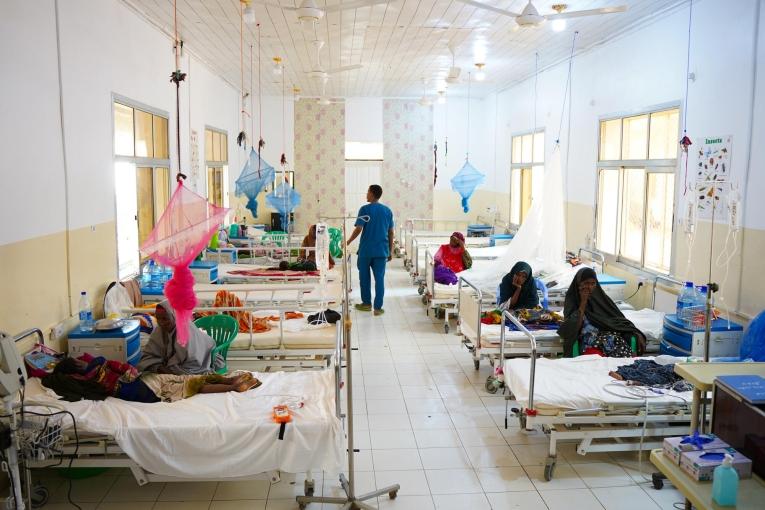 Une infirmière fait sa tournée quotidienne dans le service de soins intensifs pédiatriques de l'hôpital régional de Bay, soutenu par MSF, à Baidoa, en Somalie. © Mohamed Ali Adan/MSF&nbsp;
 © Mohamed Ali Adan/MSF