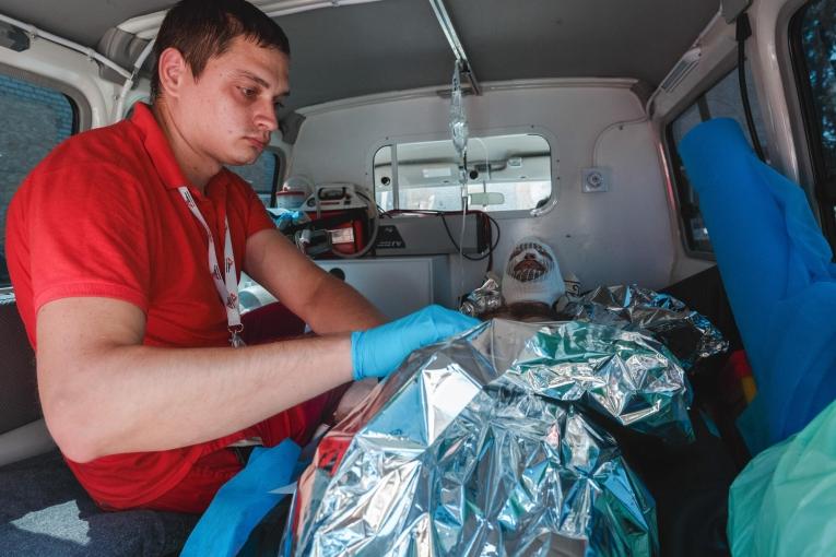 Un homme de 45 ans, grièvement blessé, en route vers Dnipro dans une ambulance MSF. Août 2024.
 © Olexandr Glyadyelov