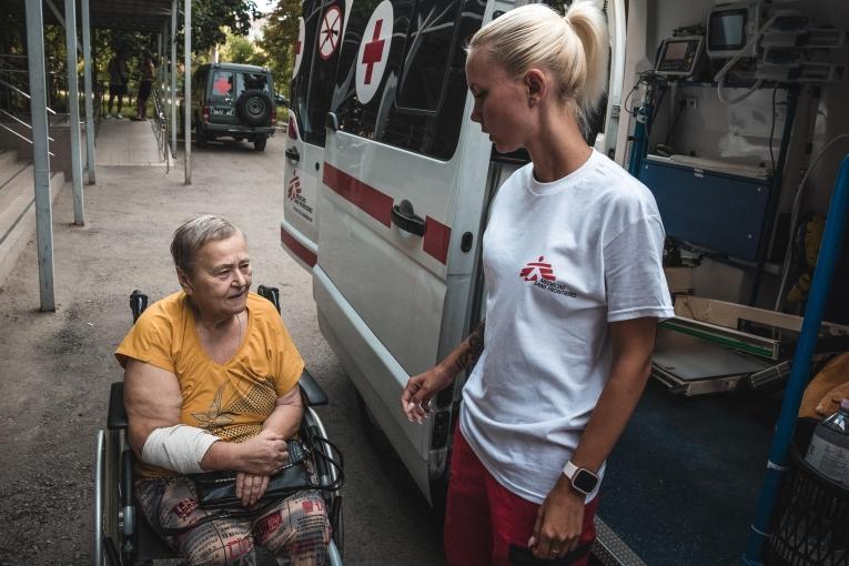 Une ambulancière MSF en discussion avec une patiente qui nécessite une dialyse. Août 2024.
 © Olexandr Glyadyelov