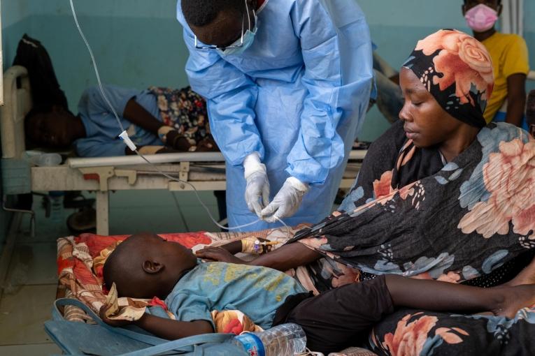 Un enfant pris en charge par les équipes MSF dans le centre de traitement du choléra de Kassala au Soudan. 2024.
 © Mohammed Elhassan