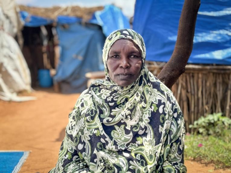 Portrait de Jimiya, réfugiée soudanaise qui vit désormais dans l'est du Tchad avec son mari et leur huit enfants. 2024.
 © Thibault Fendler/MSF