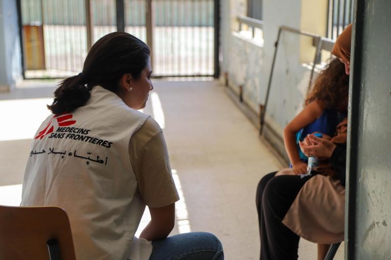 Dayana Tabbara, conseillère en santé mentale de MSF au Liban, apporte les premiers soins psychologiques à une patiente et à sa fille.
 © Salam Daoud/MSF