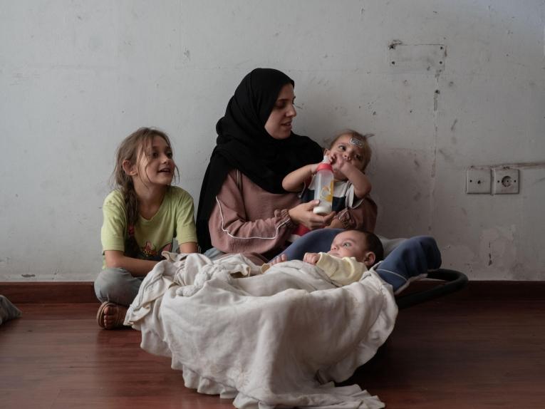 Zeinab Ozeir, accompagnée de deux de ses enfants, dans le refuge d'Azarieh à Beyrouth.&nbsp;
 © Antoni Lallican/Hans Lucas