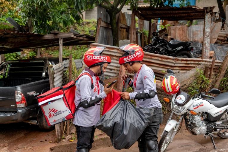 Des membres des équipes MSF lors d'une opération de relâchement de moustiques à El Manchen au Honduras.
 © Martín Cálix/MSF