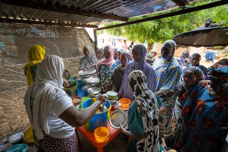 Des femmes enceintes et leurs accompagnantes au « Village maman »&nbsp;de l'hôpital de référence de Ténenkou durant un repas. Août 2024.
 © Mohamed Dayfour Diawara