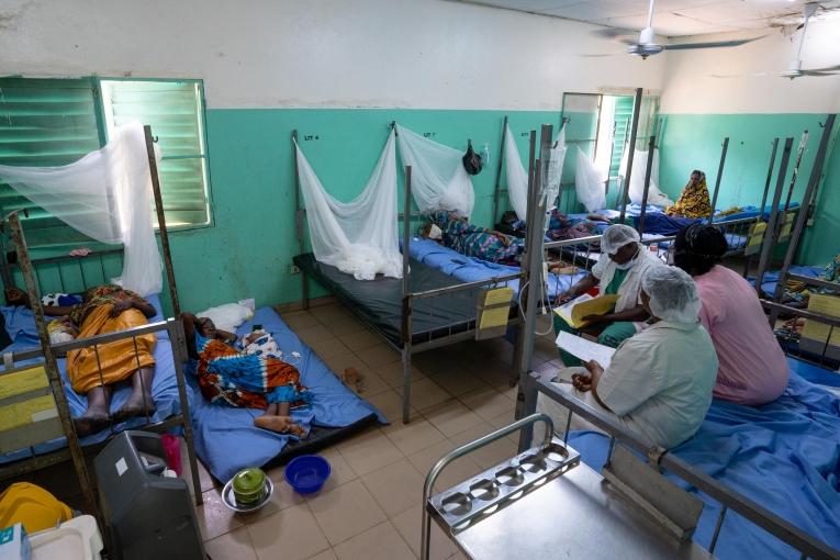 Le service de maternité de l'hôpital de référence de Ténenkou accueille chaque semaine des dizaines de femmes enceintes pour leur accouchement. Certaines restent ensuite sous observation pendant quelques jours lorsque leur état de santé le nécessite. Août 2024.&nbsp;
 © Mohamed Dayfour Diawara