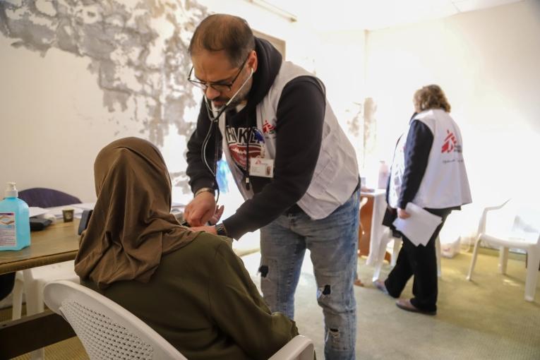 Une femme âgée déplacée dans le sud du Liban reçoit des soins de la part de l'unité médicale mobile de MSF dans un abri collectif près de Saïda, à 60 km de la frontière sud.&nbsp;
 © Maryam Srour/MSF