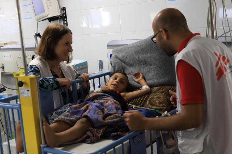 Mohammad Shihada, infirmier superviseur, et Joanne Perry, référente médicale du projet à Gaza, s'occupent d'un jeune patient qui reçoit des soins après avoir été blessé à Gaza.
 © Mariam Abu Dagga/MSF