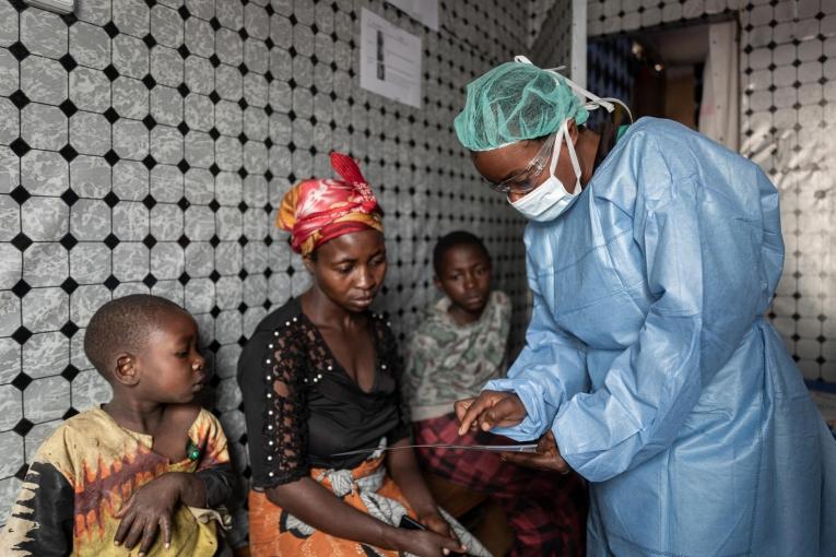 Dépistage du mpox dans un centre de santé soutenu par MSF dans le camp de déplacés de Kanyaruchinya, à la périphérie de Goma.
 © Michel Lunanga