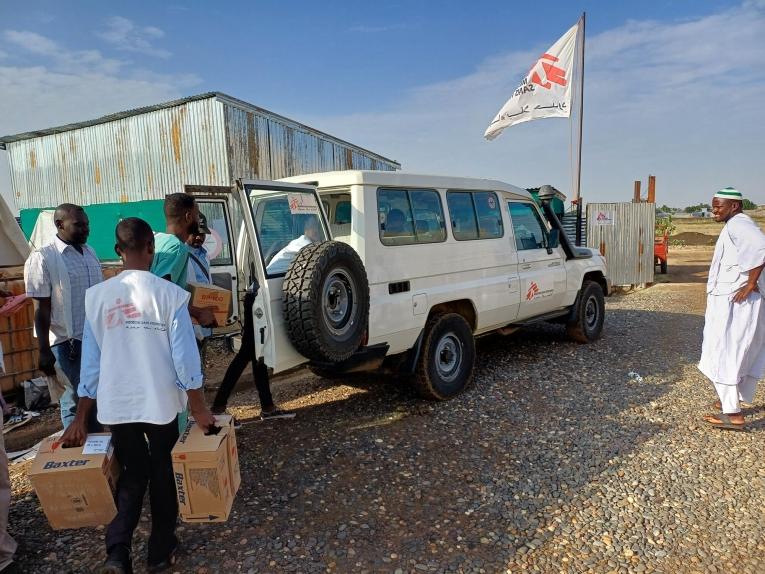 Les équipes MSF chargent des voitures de matériel pour les cliniques mobiles et l'hôpital Al Fao, dans l'État de Gedaref.
 © Hani Dweik/MSF