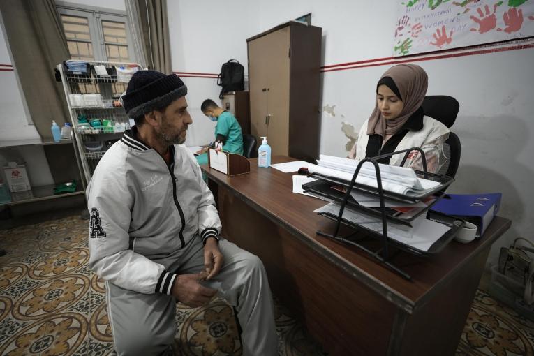 Un patient qui a fui le camp de Jabaliya dans le nord de Gaza en janvier 2025, en consultation dans la clinique MSF de Gaza.
 © MSF