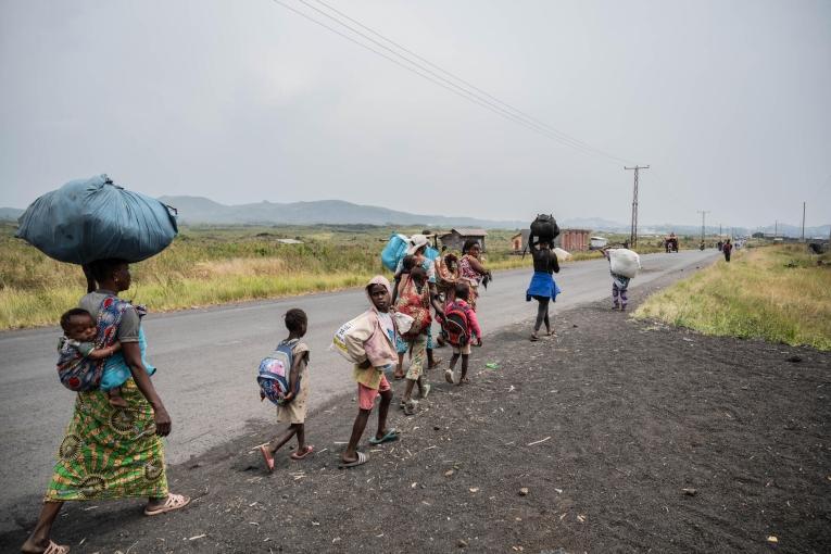 Les personnes vivant dans les camps, comme celui de Nzulo, fuient vers Goma alors que les combats se déroulent à quelques kilomètres de là. RDC, janvier 2025.
 © Moses Sawasawa