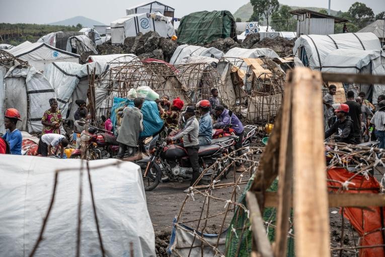 Les personnes vivant dans les camps, comme celui de Nzulo, fuient vers Goma alors que les combats se déroulent à quelques kilomètres de là. RDC, janvier 2025.
 © Moses Sawasawa