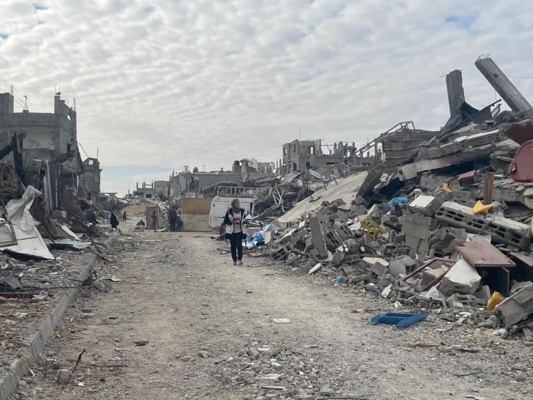 Nadia Abo Malloh,&nbsp;coordinatrice médicale de MSF,&nbsp;marche dans les ruines de la ville de Rafah, au sud de Gaza, en Palestine.
 © MSF