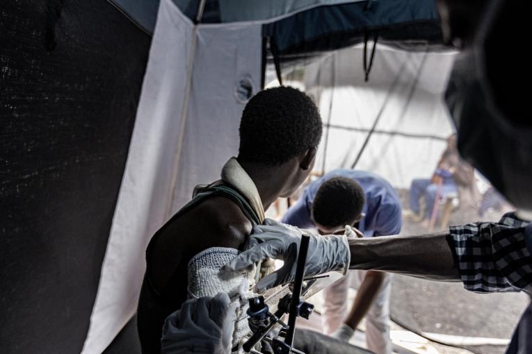 Patient à l'hôpital Kyeshero, à Goma, où MSF intervenait avant le début des combats dans la ville.
Au cours de la dernière semaine de janvier, lorsque les combats ont atteint Goma, MSF a rapidement mis en place un plan pour faire face à un afflux massif de blessés, en particulier pour soutenir le travail du Comité international de la Croix-Rouge (CICR) à l'hôpital de Ndosho.
 © Michel Lunanga