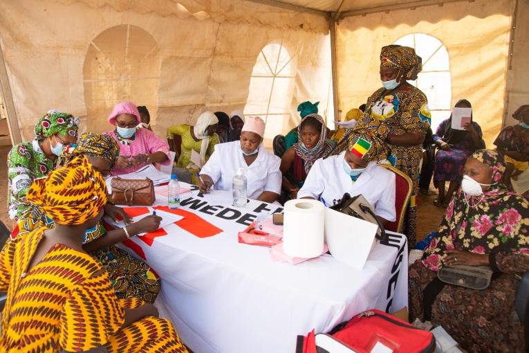 Campagne de dépistage de masse des cancers du sein et de l'utérus lancée par MSF et le ministère de la Santé dans la commune IV de Bamako, en mars 2022.
 © Mohamed Dayfour Diawara