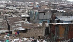 Mathare est un des plus gros bidonvilles du Kenya. Situé au Nord est de Nairobi la capitale on estime qu'il sert de refuge à une population estimée entre 300 000 et 450 000 personnes.
 Julie Damond / MSF