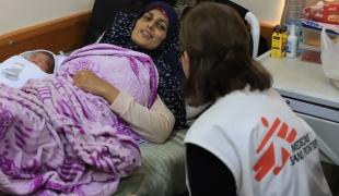  Suad a récemment accouché à l'hôpital Nasser, dans le sud de Gaza.