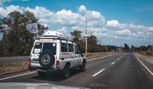 Une ambulance MSF évacue un patient dans un état critique de Druzhkivka, dans la région de Donetsk, vers l'hôpital de Dnipro, dans la région de Dnipropetrovsk. Aout 2024.