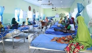 À Kano, les équipes de MSF gèrent un centre d'alimentation pour les nombreux enfants souffrant de malnutrition sévère, ainsi que plusieurs centres de soins ambulatoires pour les cas modérés. ©MSF