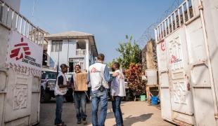 Des membres de l'équipe de Médecins Sans Frontières (MSF) discutent à l'entrée de la base MSF de Goma peu avant le départ du premier convoi vers Sake. ©Jospin Mwisha