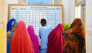 Des mères font la queue pour prendre le lait thérapeutique destiné   à leurs enfants souffrant de malnutrition à l'hôpital régional de Bay, Baidoa, en Somalie. ©Mohamed Ali Adan/MSF 