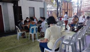 Des personnes attendent d'être dépistées pour la tuberculose dans une clinique mobile de MSF à Tondo, à Manille. Phillipines, mars 2023