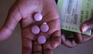 Les médicaments produits en Inde sont parmi les moins chers au monde car jusqu'à janvier 2005 l'Inde pouvait produire des médicaments génériques. Elle est ainsi devenue une source clé de médicaments vitaux à prix abordable comme par exemple d'anti