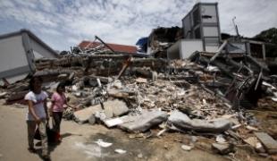 Destruction dans la ville de Padang sur l'Ile de Sumatra 04/10/09.