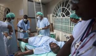 Les équipes MSF travaillent sans relâche pour répondre aux besoins médicaux des très nombreux blessés victimes du tremblement de terre qui a frappé Haïti le 12 janvier.
Le photographe Ron Haviv a visité l'hôpital MSF de La Trinité très endomm