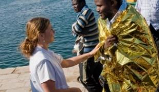 MSF intervient depuis 2002 à Lampedusa où elle apporte des soins médicaux aux migrants sans papiers et demandeurs d'asile.