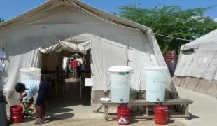 Un centre de traitement du choléra (CTC) permet la prise en charge des patients souffrant de diarrhées et vomissements symptômes cliniques de la maladie. Il est composé de trois zones : le triage l\'hospitalisation et la convalescence. Le CTC de Tabar