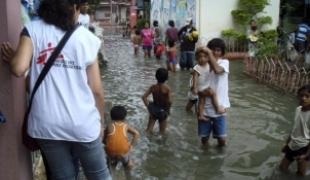 Consultations médicales dans les bidonvilles inondés de Manille