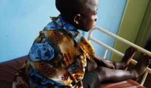 Julie Rémy
Avec l'un des taux de prévalence les plus élevés du monde le Malawi est gravement touché par la pandémie de sida : 12% de la population âgée de 15 à 49 ans est touchée environ 930 000 personnes (adultes et enfants) sont atteintes et 