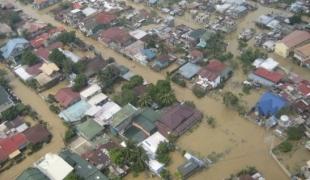 La tempête tropicale Ketsana a causé la mort de près de 300 personnes et le déplacement de plusieurs centaines de milliers d'habitants de Manille et de sa région le 26 septembre. Une semaine plus tard le typhon Parma a tué 15 personnes et provoqué 
