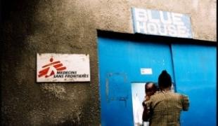 La \"Blue House\" à Nairobi au Kenya : ce projet MSF installé dans le bidonville de Mattare prend en charge 2000 patients coinfectés par le VIH et la tuberculose