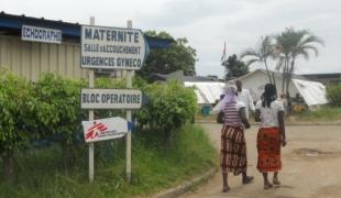 Caroline Séguin coordinatrice d'urgence pour MSF répond à une interview de la BBC sur les activités de MSF à Abidjan.Ici l'hôpital d'Abobo sud.
 Brigitte Breuillac / MSF