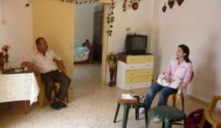 Naplouse  Juillet 2009 : Shurook rend visite à une famille de patients de MSF.