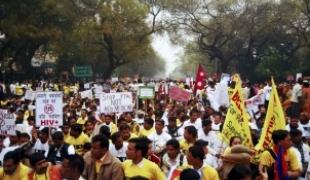 Des manifestants défilent pour protester contre l'accord commercial Inde/Europe à New Delhi en Inde le 2 mars 2011