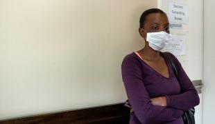 Sibongile atteinte de tuberculose résistante aux médicaments atteint son RDV à la clinique de Kayelitsha en Afrique du Sud. Octobre 2016