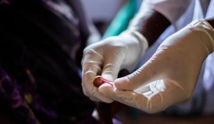 Un test de dépistage du sida Ouganda 2014. Isabelle Corthier
