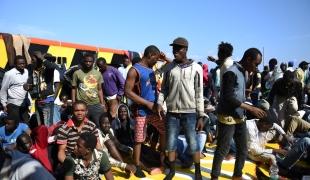 Des migrants sur le pont du Bourbon Argos en juin dernier. MSF